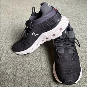 OC NWOT Cloud Nova Women Black & White Sz 9 running sneaker
